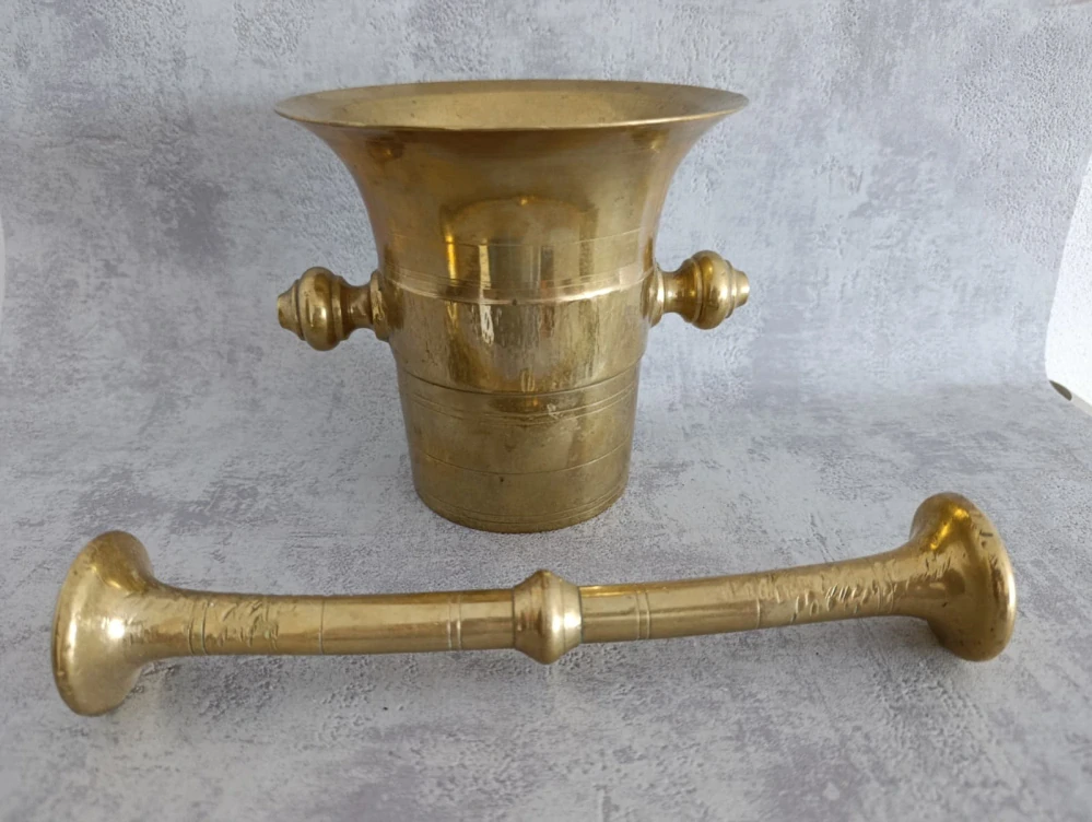 Velký starožitný mosazný hmoždíř s tloukem (3,25 kg) – masivní lékárnický / kuchyňský hmoždíř s bočními uchy, č. 13