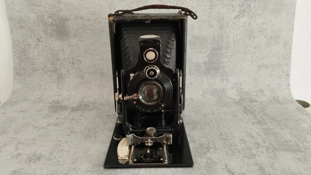 Velmi starý velký měchový fotoaparát ICA