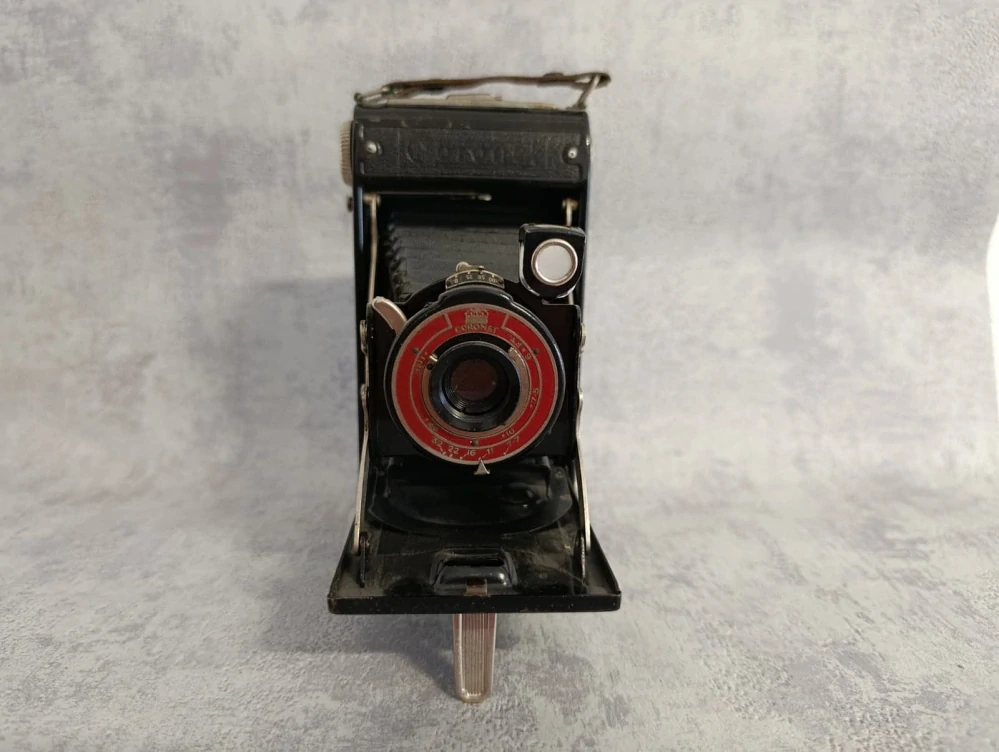 Historický starý měchový fotoaparát Coronet