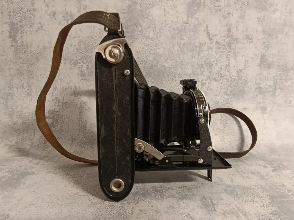 Starý měchový fotoaparát Voigtlander Bessa