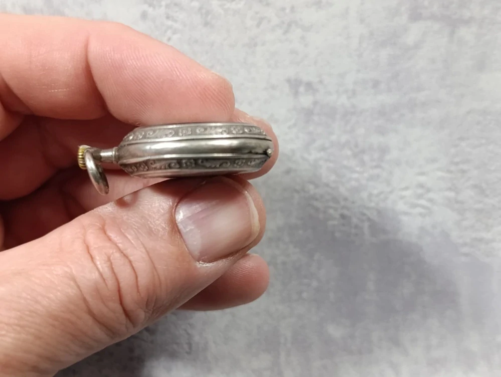 Malé stříbrné kapesní hodinky, nejdoucí