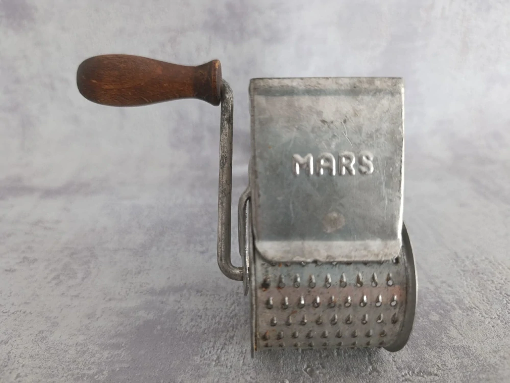 Starý strojek MARS na ořechy, čokoládu či strouhanku.
