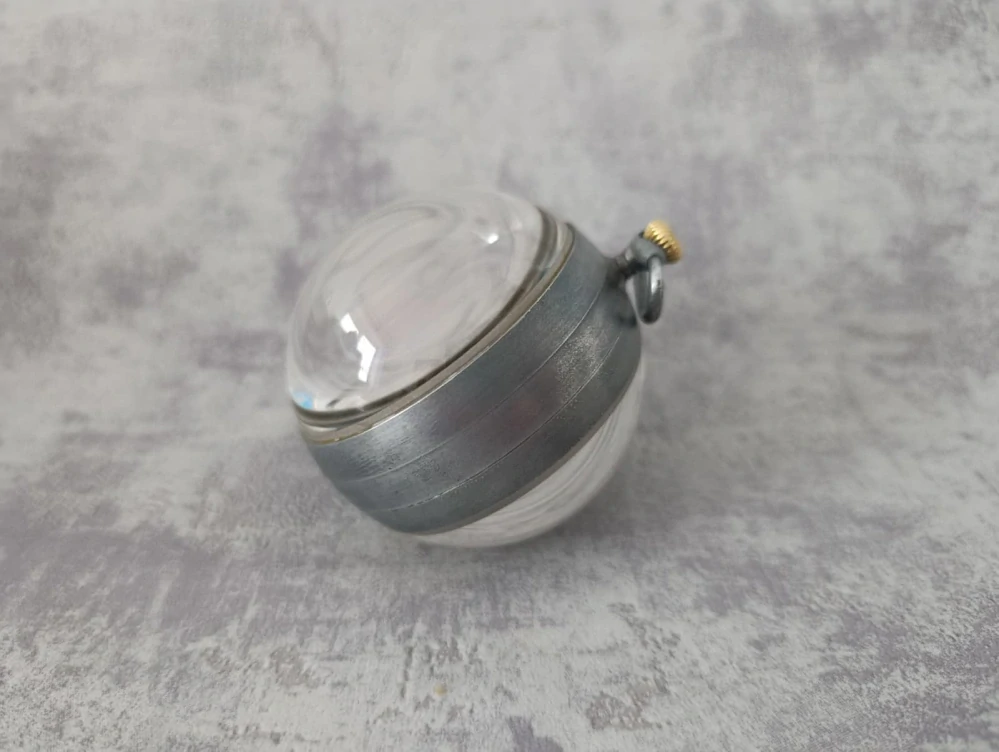 Vzácné starožitné hodinky OMEGA ve skleněné kouli (těžítko) – erotický motiv, Švýcarsko cca 1920–1930