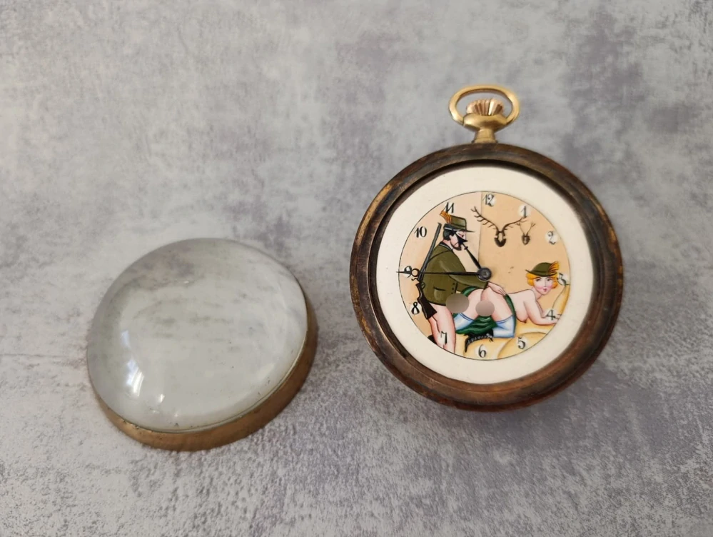 Starožitné hodinky DOXA ve skleněné kouli – erotický myslivecký motiv, Švýcarsko cca 1920–1930, rarita