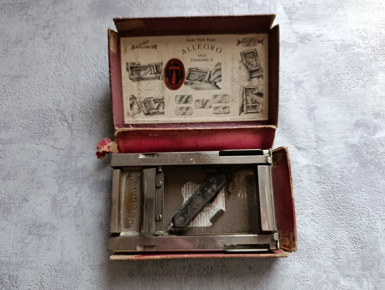 Starožitný brousek na žiletky ALLEGRO Standard H