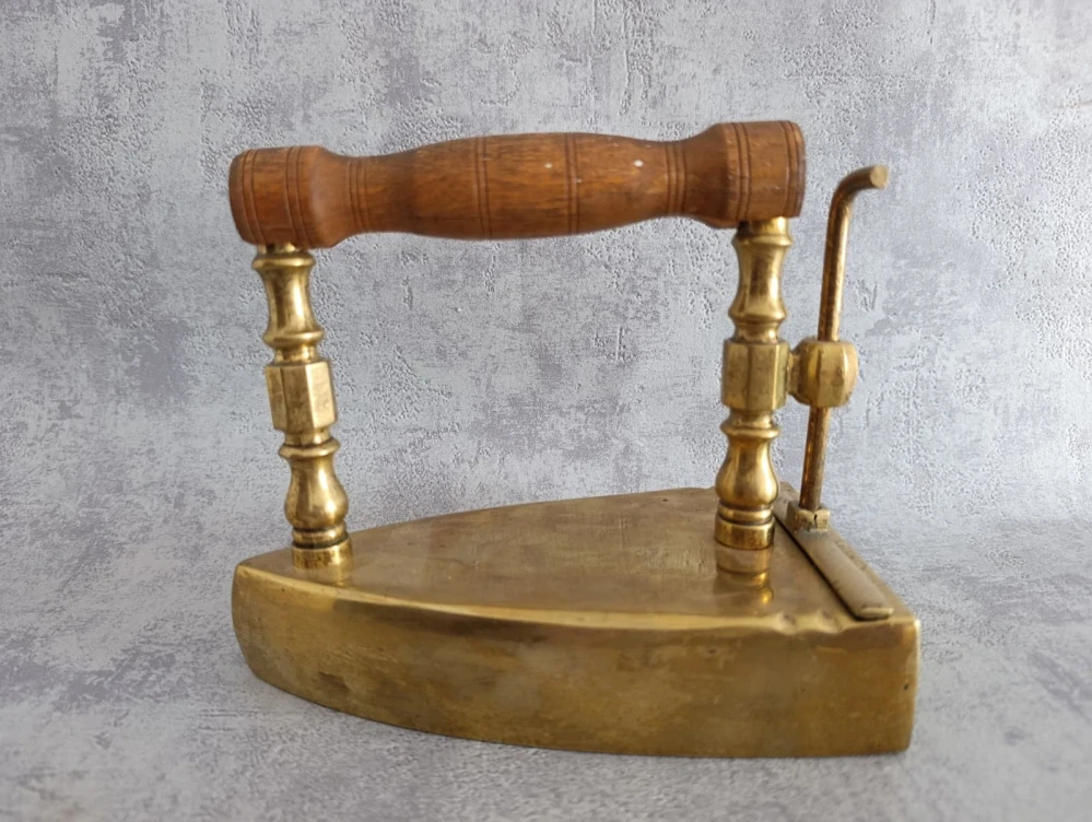Starožitná mosazná žehlička s vyndavacím nahřívacím tělesem – dřevěná rukojeť, funkční mechanismus, 19 cm, 3,35 kg