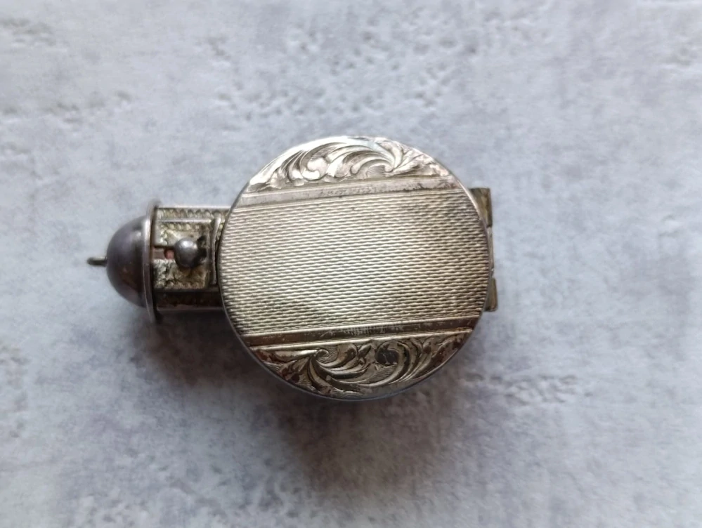 Starožitné stříbrné pouzdro na rtěnku se zrcátkem (punc 900) – gravírované, vintage