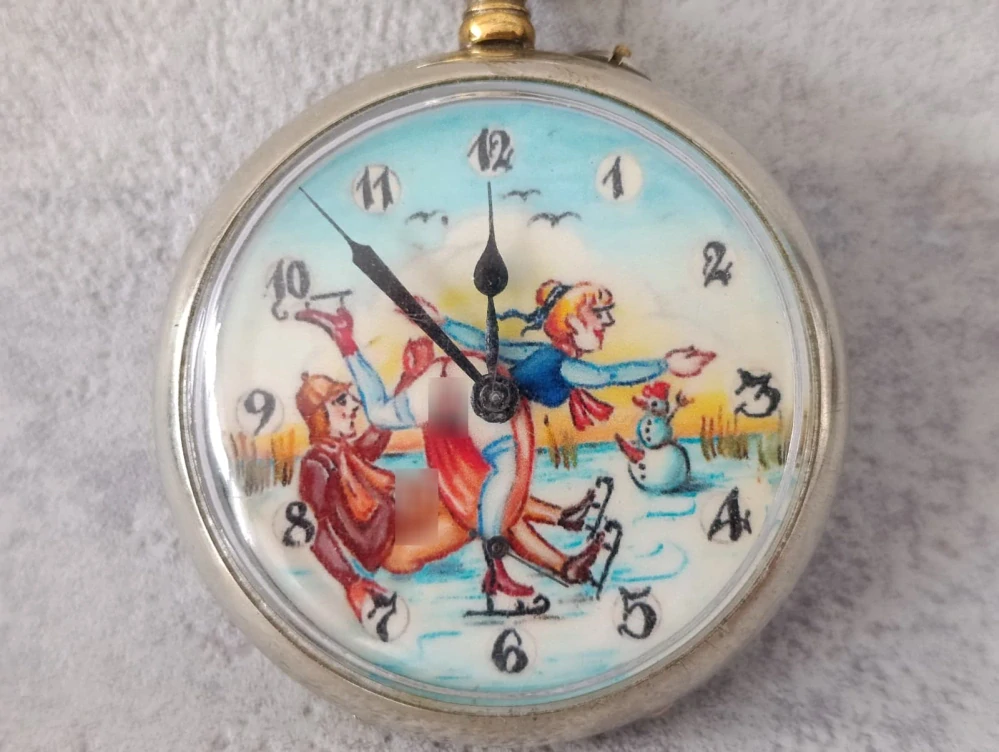 Staré kapesní hodinky s erotickým motivem