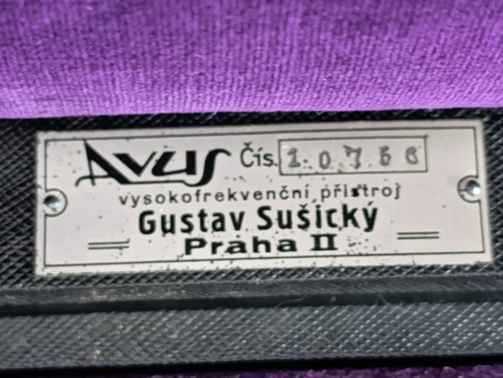 Starožitný vysokofrekvenční kosmetický přístroj AVUS – Gustav Sušický Praha II, kompletní v kufříku