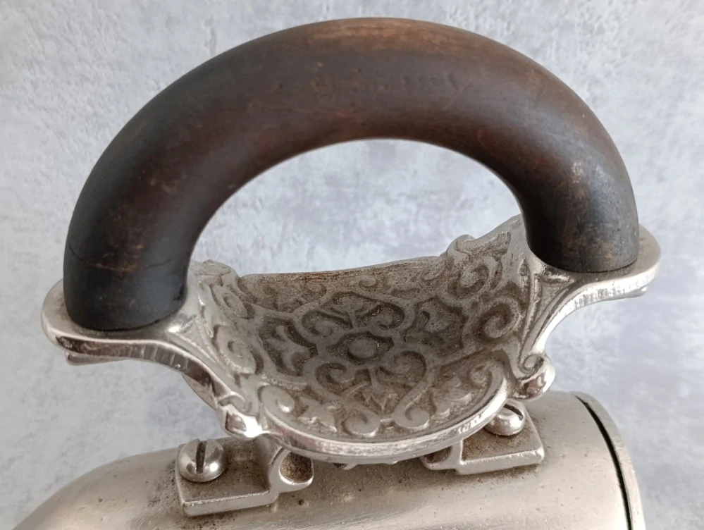 Starožitná niklovaná žehlička s vyjímatelným nahřívacím tělískem – masivní model, cca počátek 20. století, 3,92 kg