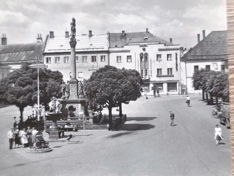 MOHELNICE – náměstí, morový sloup, autobusy – stará pohlednice