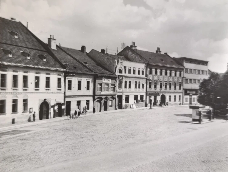 VELKÉ MEZIŘÍČÍ – náměstí, kostel, autobus, stará pohlednice