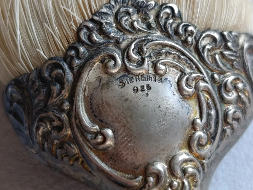 Cestovní holičský kartáč na smetání vlasů (neck brush) se stříbrnou rukojetí a koženým pouzdrem, 2. polovina 19. století (cca 1860–1900)