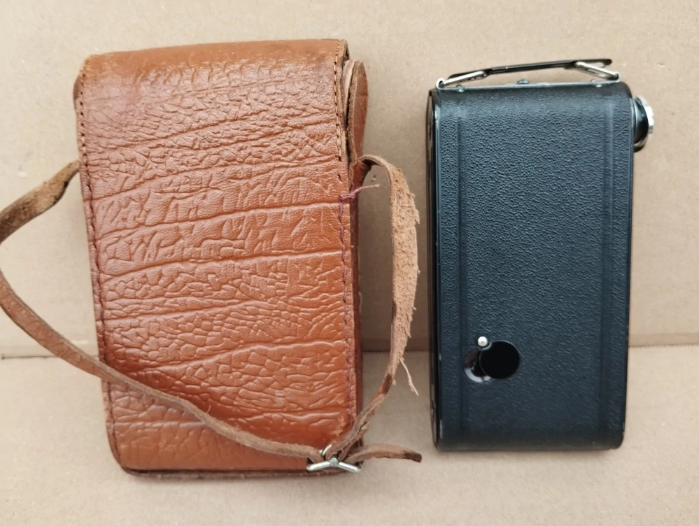 Starý měchový fotoaparát Coronet 6 × 9 cm + pouzdro