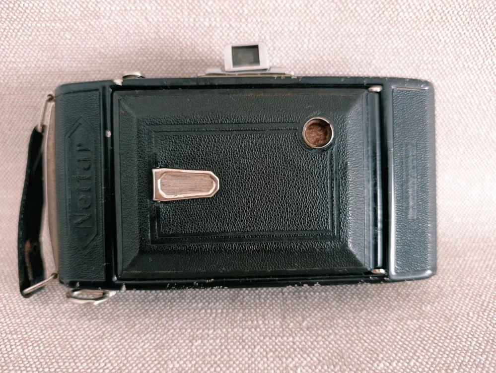Starý měchový fotoaparát Zeiss Ikon Nettar 6×9 – objektiv 1:4,5 f=11 cm (č.52)