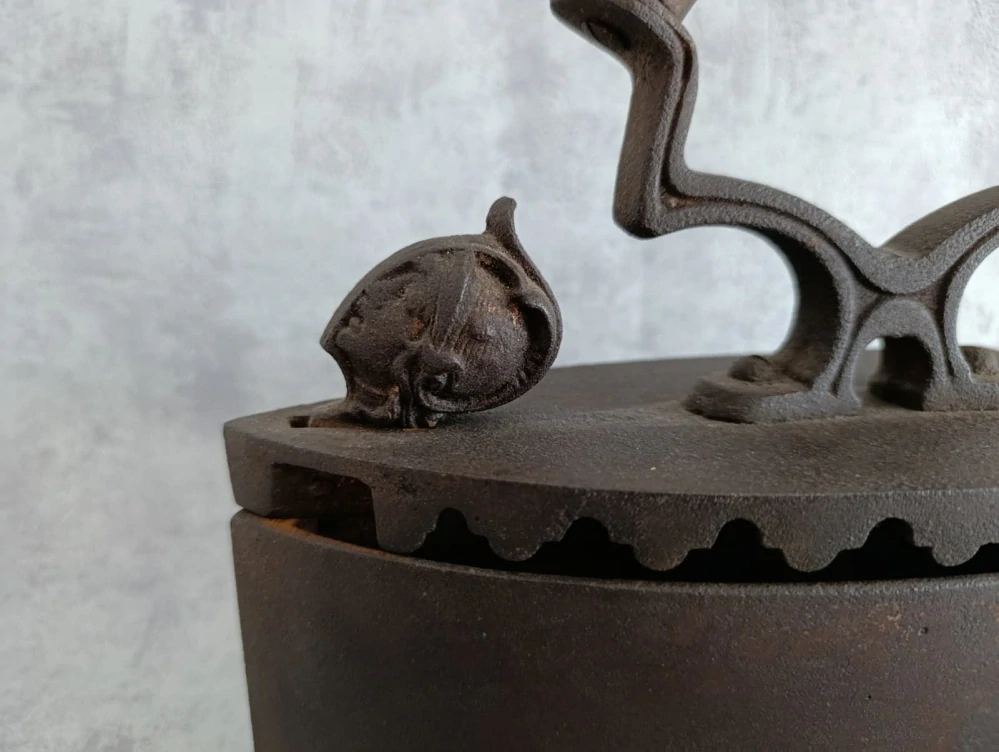 Velká starožitná litinová žehlička s dřevěnou rukojetí – dekorativní kus (3,6 kg)