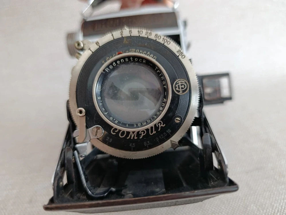 Starý měchový fotoaparát Rodenstock Trinar 2,9/7,5 Compur – poškozený č.66