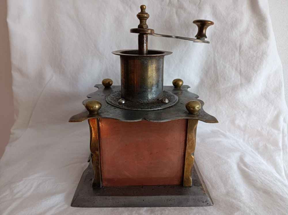 Starožitný velký mlýnek na kávu – válcová násypka, kombinace kovů