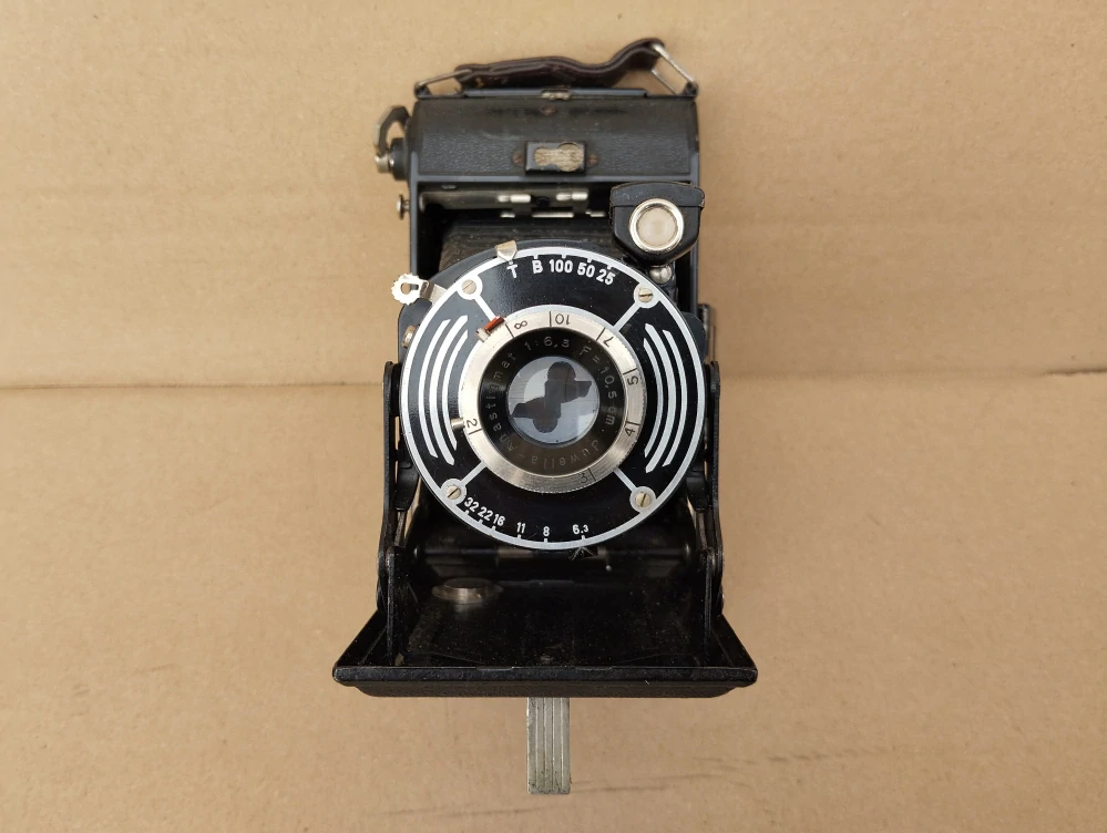 Starý měchový fotoaparát s pouzdrem