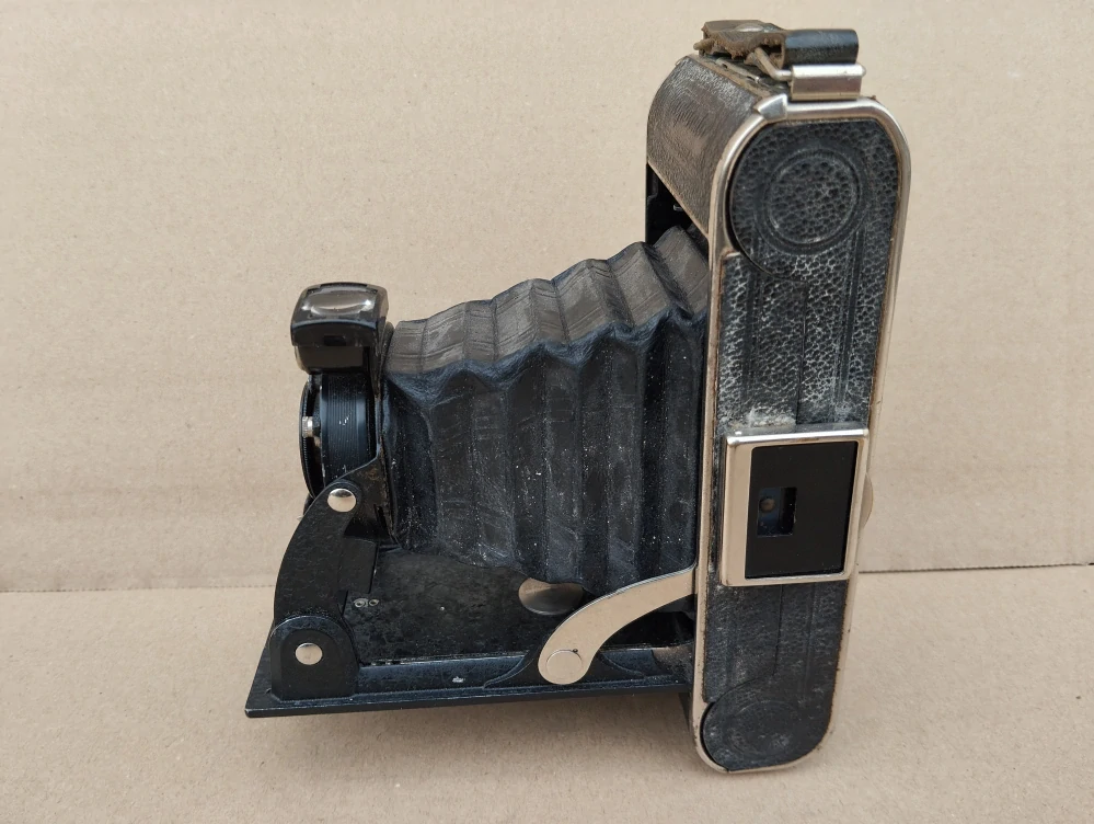 Starý měchový fotoaparát Voigtländer Bessa + pouzdro