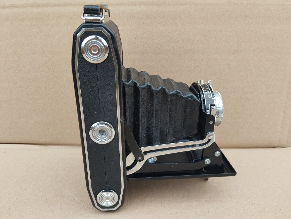 Starý větší fotoaparát Zeiss Ikon + pozdro