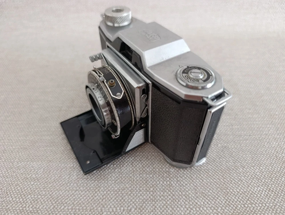 Starý fotoaparát Zeiss Ikon Ikonta 35 522/24 – Novar-Anastigmat 3,5/45 mm + pouzdro č.64