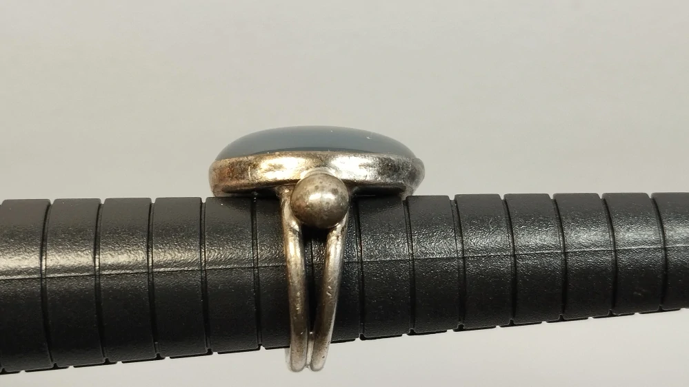 Stříbrný prsten se šedým kamenem, vel. 49