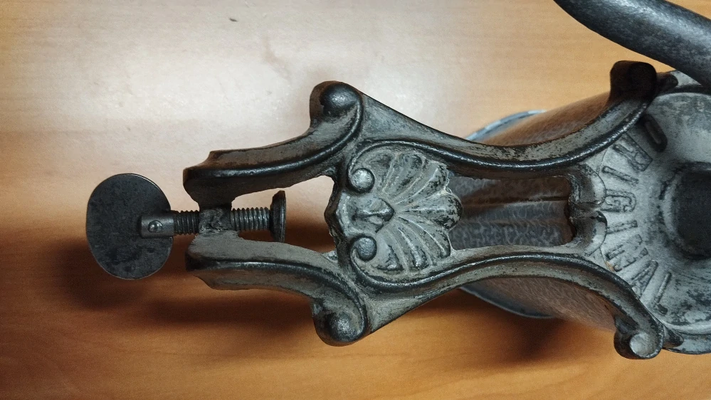 Starý litinový mlýnek na strouhanku IDA – velký retro kuchyňský mlýnek se smaltem