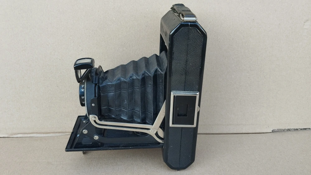 Starý německý měchový fotoaparát Zeiss Ikon Ikonta 520/2