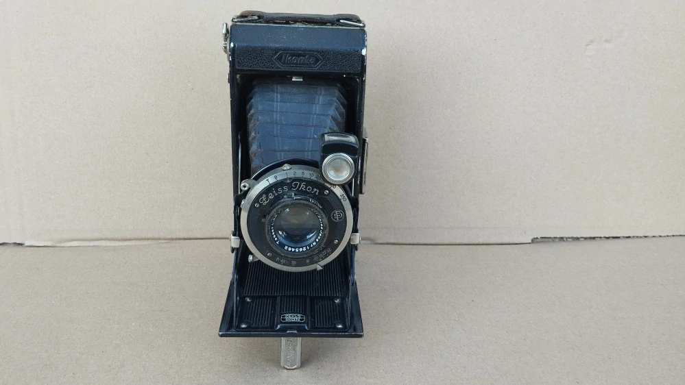 Starý německý měchový fotoaparát Zeiss Ikon Ikonta 520/2 6x9 Compur