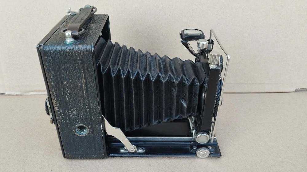 Starý německý měchový fotoaparát Welta Watson 6,5x9 Eurynar Compur