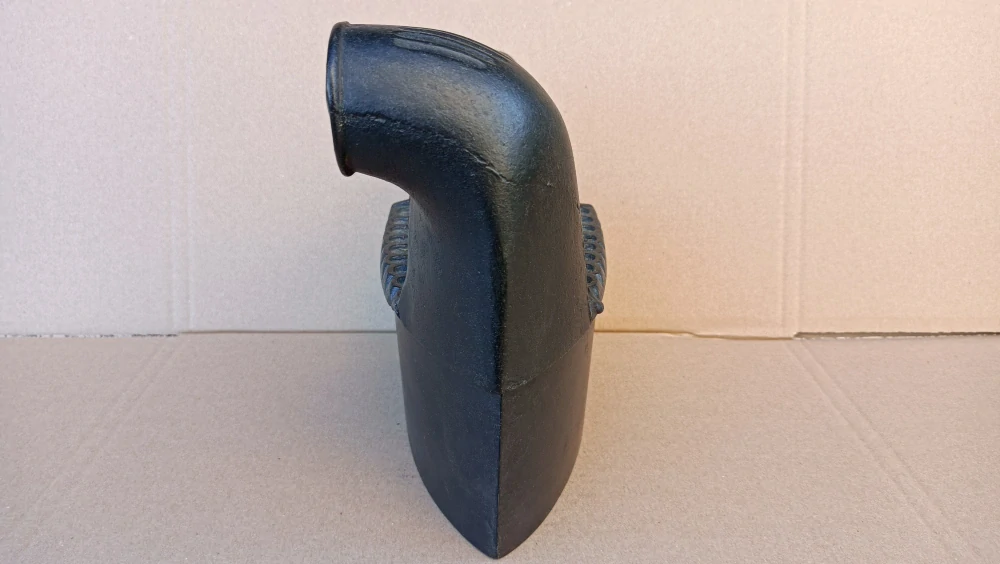 Krásná a velmi stará žehlička s komínem - komínová žehlička