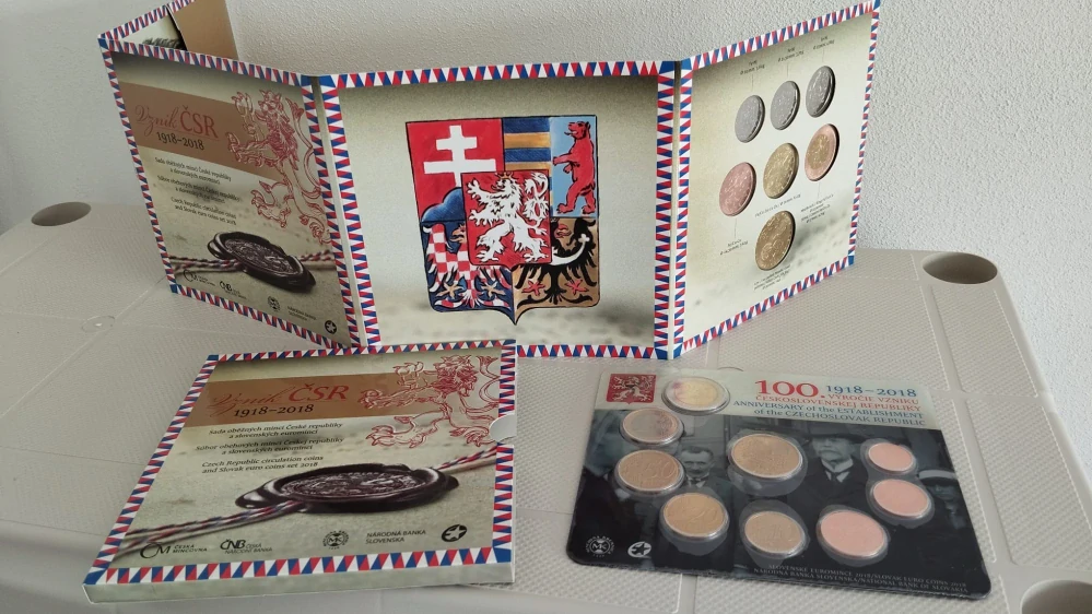 Sada oběžných mincí České republiky a slovenských euromincí roku 2018 ke vzniku ČSR.