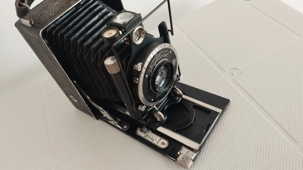 Krásný měchový fotoaparát Voigtländer