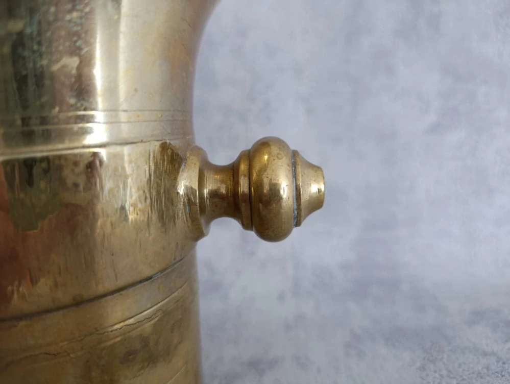 Velký starožitný mosazný hmoždíř s tloukem (3,25 kg) – masivní lékárnický / kuchyňský hmoždíř s bočními uchy, č. 13