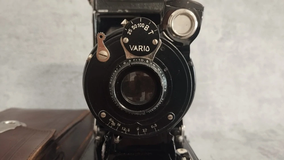 Starý měchový fotoaparát s pouzdrem