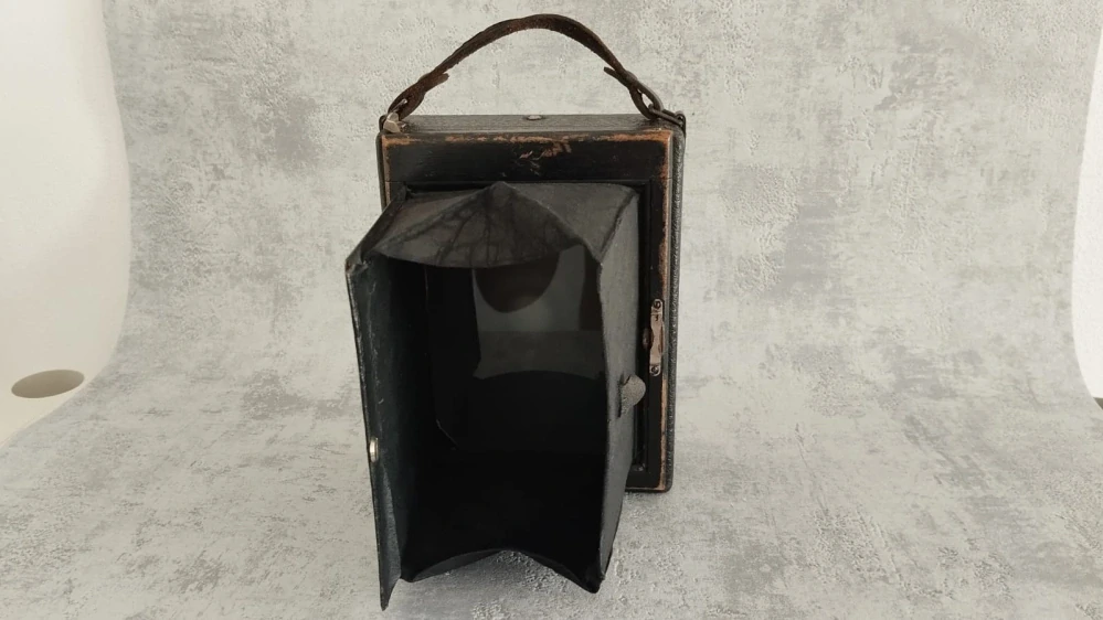 Velmi starý velký měchový fotoaparát ICA