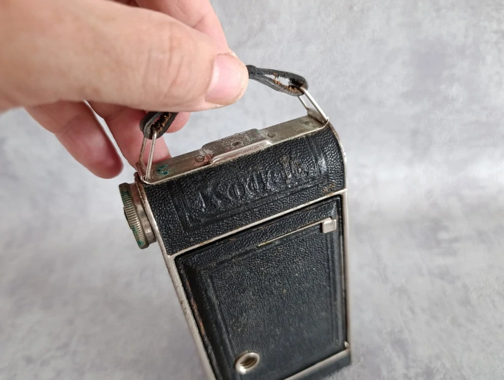 Starý měchový fotoaparát s pouzdrem Kodak Junior 620