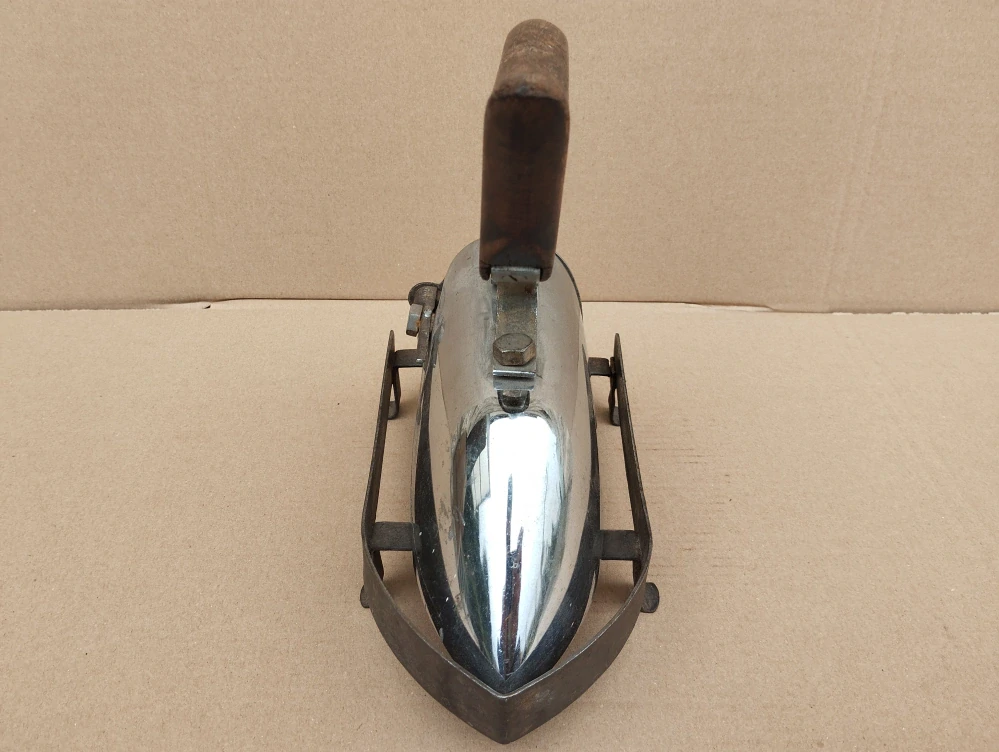 Niklovaná stará žehlička + podložka