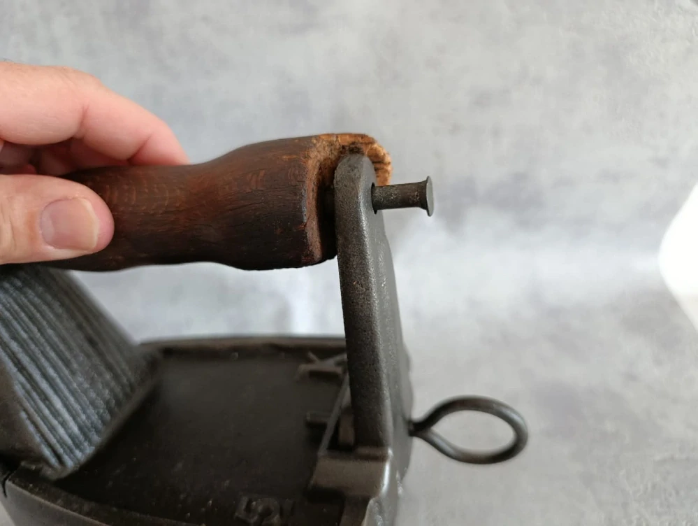 Velmi stará a velká komínová žehlička