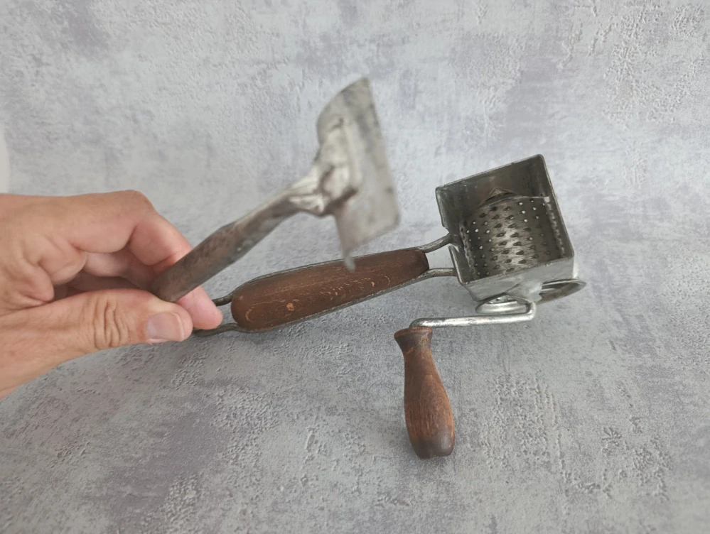 Starý strojek MARS na ořechy, čokoládu či strouhanku.