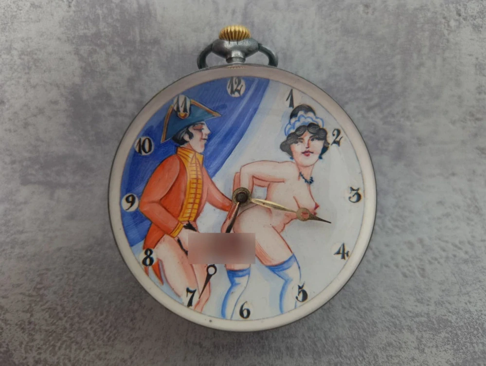 Vzácné starožitné hodinky OMEGA ve skleněné kouli (těžítko) – erotický motiv, Švýcarsko cca 1920–1930