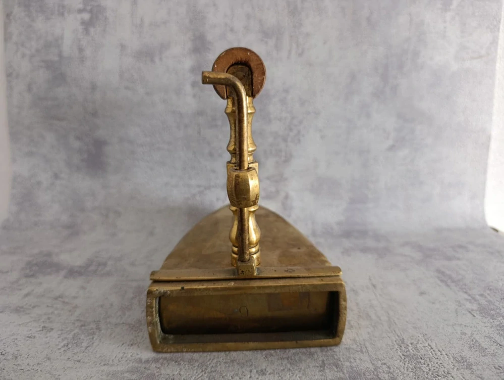 Starožitná mosazná žehlička s vyndavacím nahřívacím tělesem – dřevěná rukojeť, funkční mechanismus, 19 cm, 3,35 kg