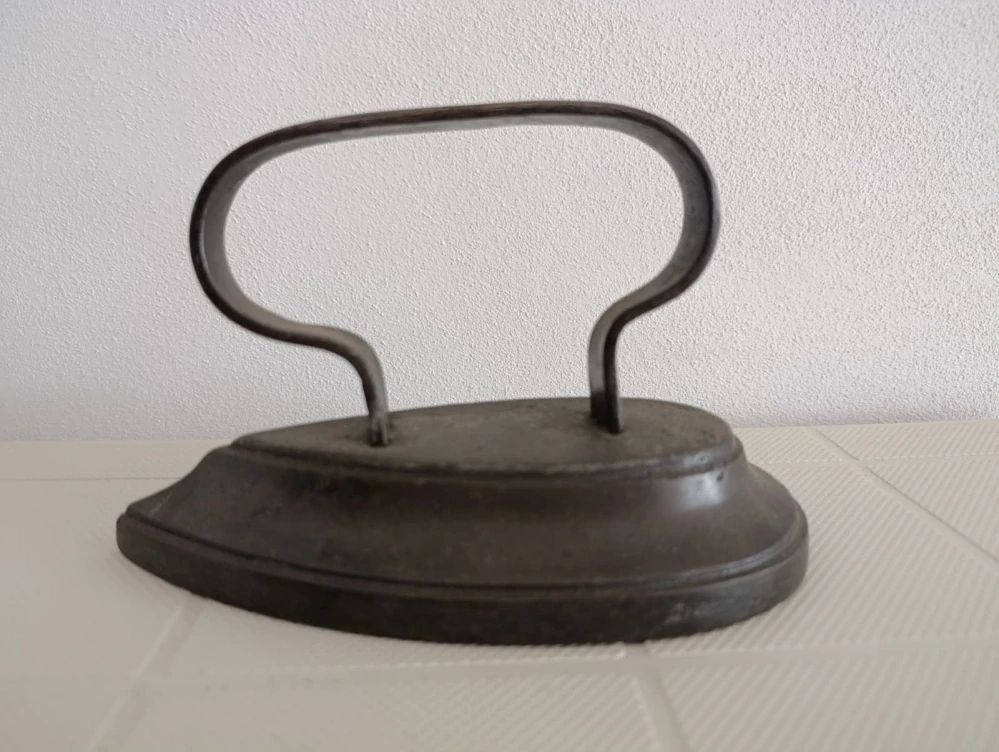 Stará historická litinová žehlička 2,64 kg – krásný vintage dekorativní kus   ---KOMISNÍ PRODEJ ---