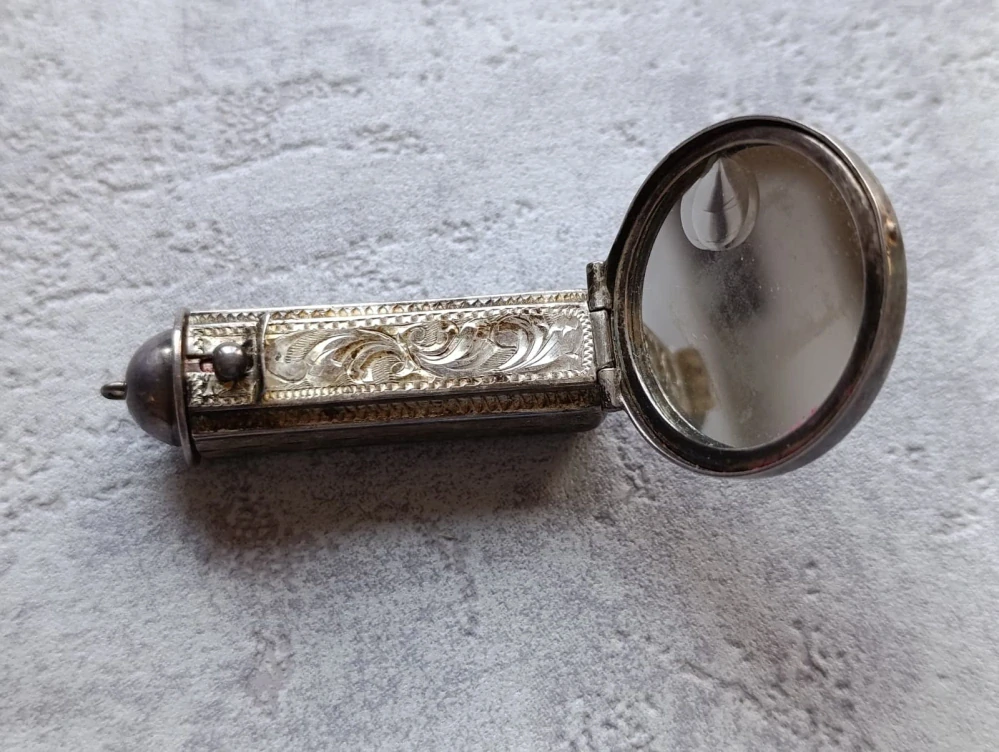 Starožitné stříbrné pouzdro na rtěnku se zrcátkem (punc 900) – gravírované, vintage