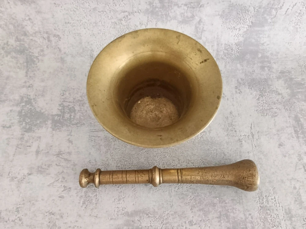 Starožitný mosazný hmoždíř s tloukem č. 8 – masivní mosaz, 1,6 kg | vintage dekorace do kuchyně, chalupy či sbírky