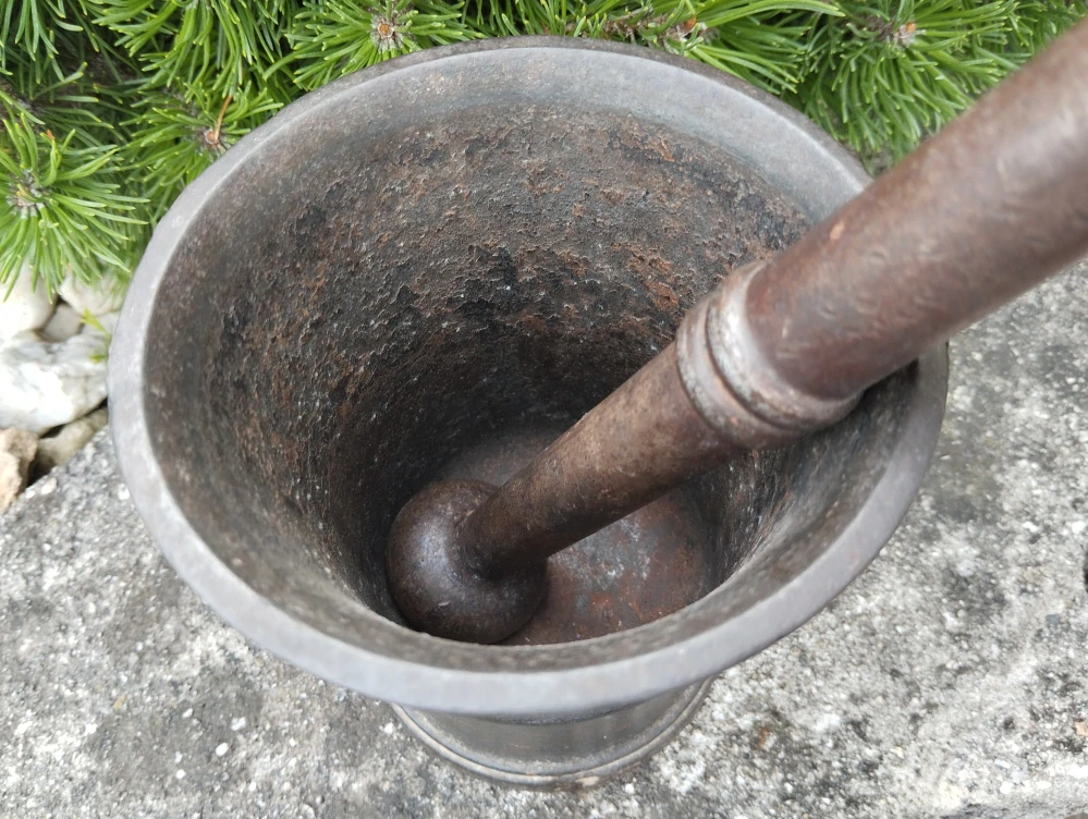 Zajímavý a velmi starý starý hmoždíř č.4 s uchy  - Komisní prodej -