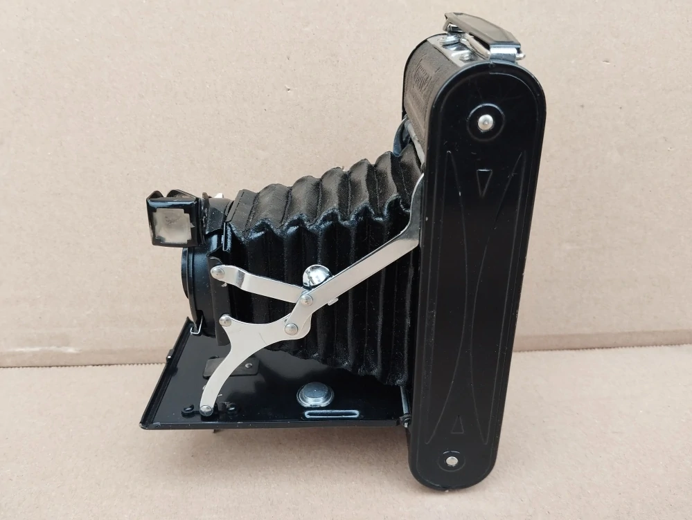 Starý měchový fotoaparát Coronet 6 × 9 cm + pouzdro