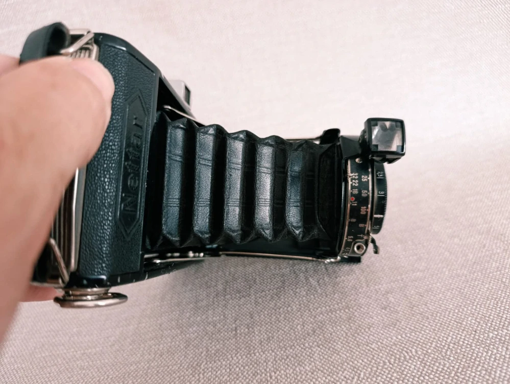 Starý měchový fotoaparát Zeiss Ikon Nettar 6×9 – objektiv 1:4,5 f=11 cm (č.52)