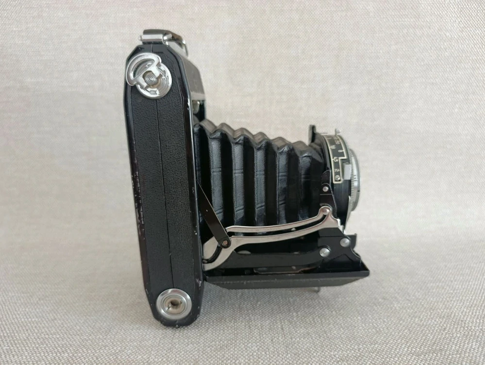 Starý fotoaparát Zeiss Ikon Nettar 515/2 – Novar 4,5/10,5 Prontor-S č.79
